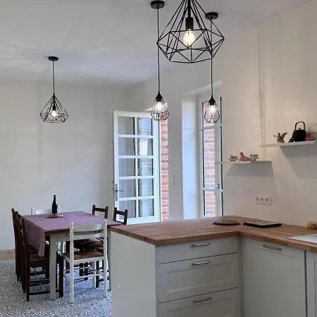 Holiday home Charmante Cure Ancienne Avec Jardin Et Wifi, Pres De Vichy - Fr-1-489-459