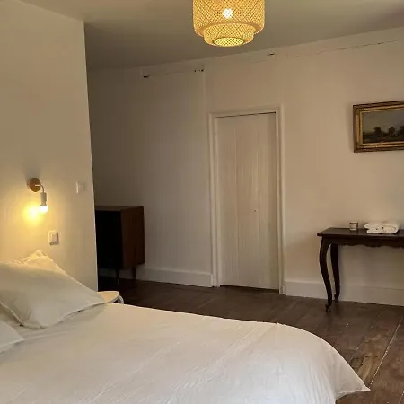 Holiday home Charmante Cure Ancienne Avec Jardin Et Wifi, Pres De Vichy - Fr-1-489-459