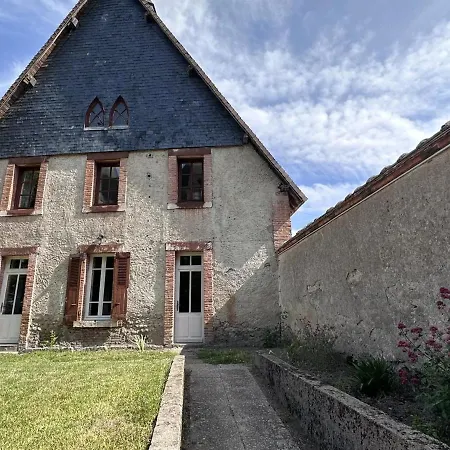 Holiday home Charmante Cure Ancienne Avec Jardin Et Wifi, Pres De Vichy - Fr-1-489-459