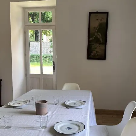 Holiday home Charmante Cure Ancienne Avec Jardin Et Wifi, Pres De Vichy - Fr-1-489-459