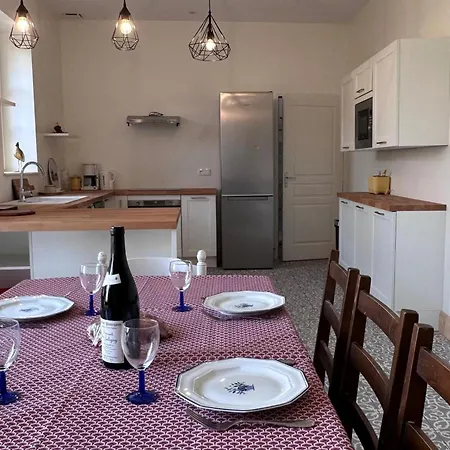 Holiday home Charmante Cure Ancienne Avec Jardin Et Wifi, Pres De Vichy - Fr-1-489-459 *